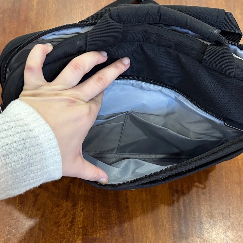 Kensington Black Laptop Messenger Bag